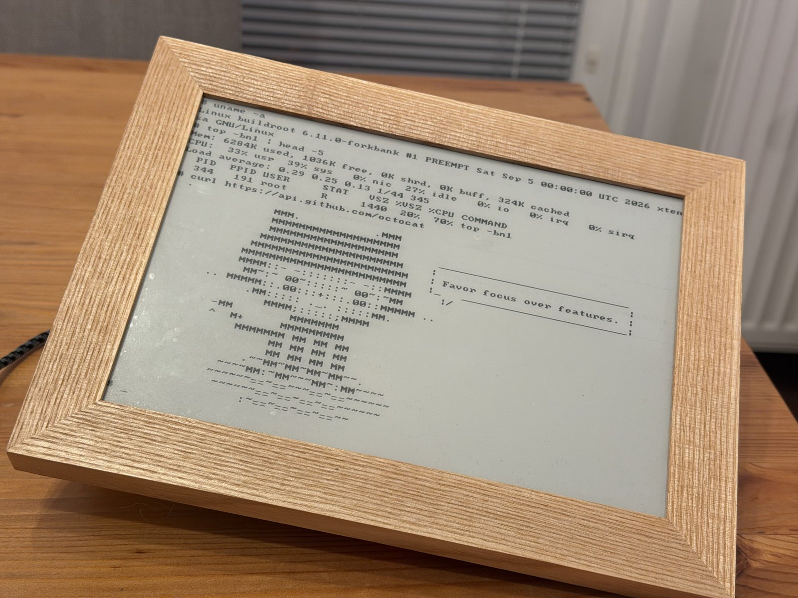 Linux terminál na 9,7″ e-paperu SVERIO PaperBoard v dřevěném rámečku